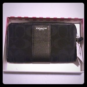 👛🎁BLACK COACH WRISTLET BRAND NEW🎁👛